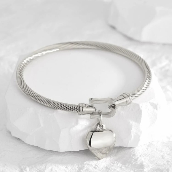 New Heart Charm Stainless Steel Bangle won’t fade - Picture 2 of 4